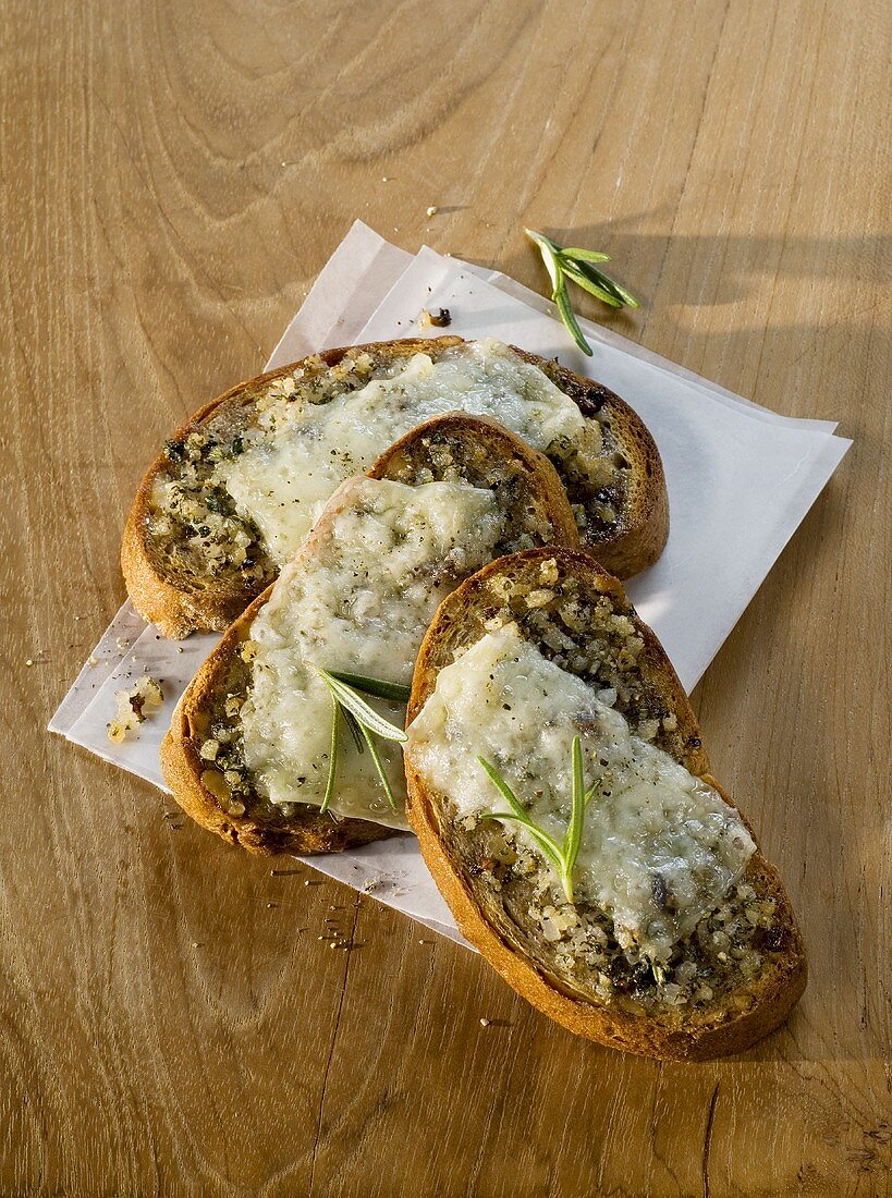 Crostini al lardo (Überbackene Käse-Speck-Brote, Italien)