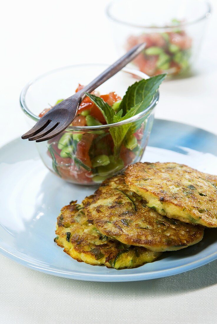 Frittelle di verdure e insalata mista (Vegetable cakes & salad)