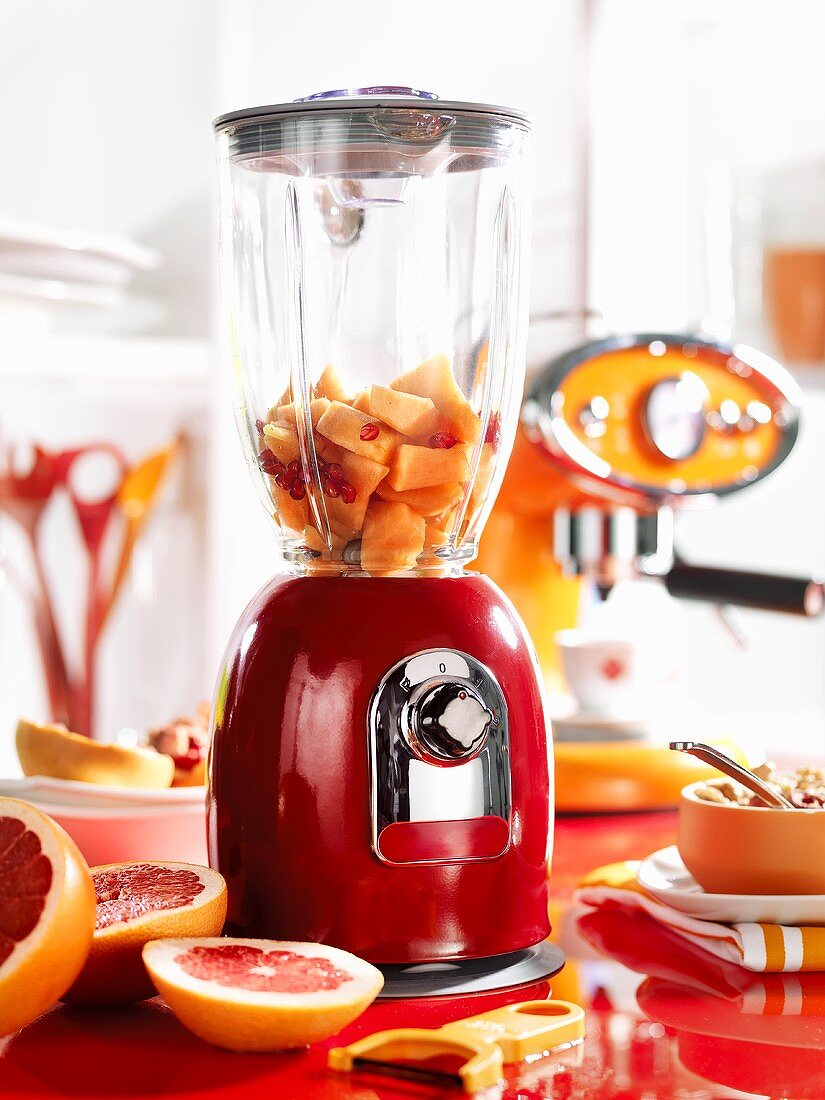 Küchenszene mit Mixer und Grapefruits