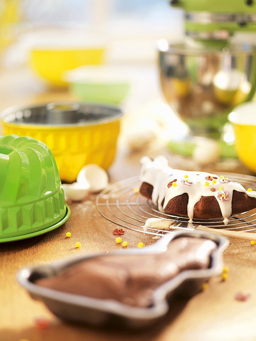 Osterhasengebäck mit Zuckerguss, Napfkuchenformen