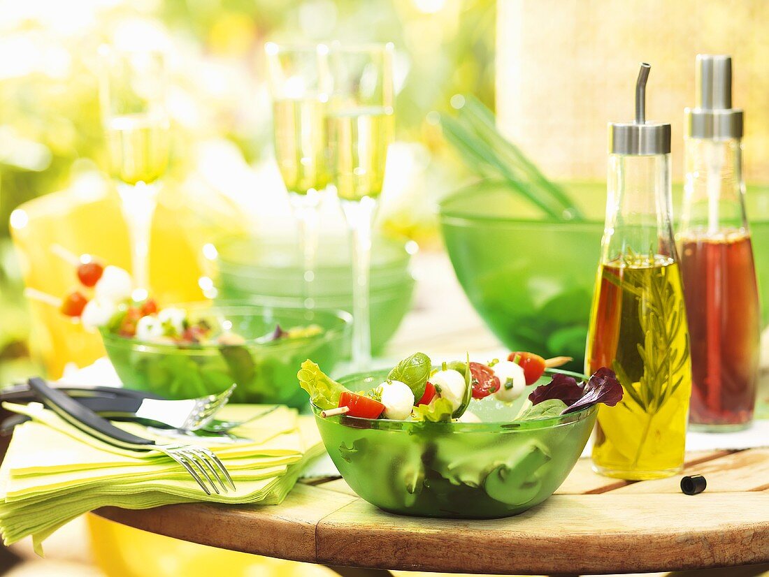 Salatstilleben mit Essig und Öl