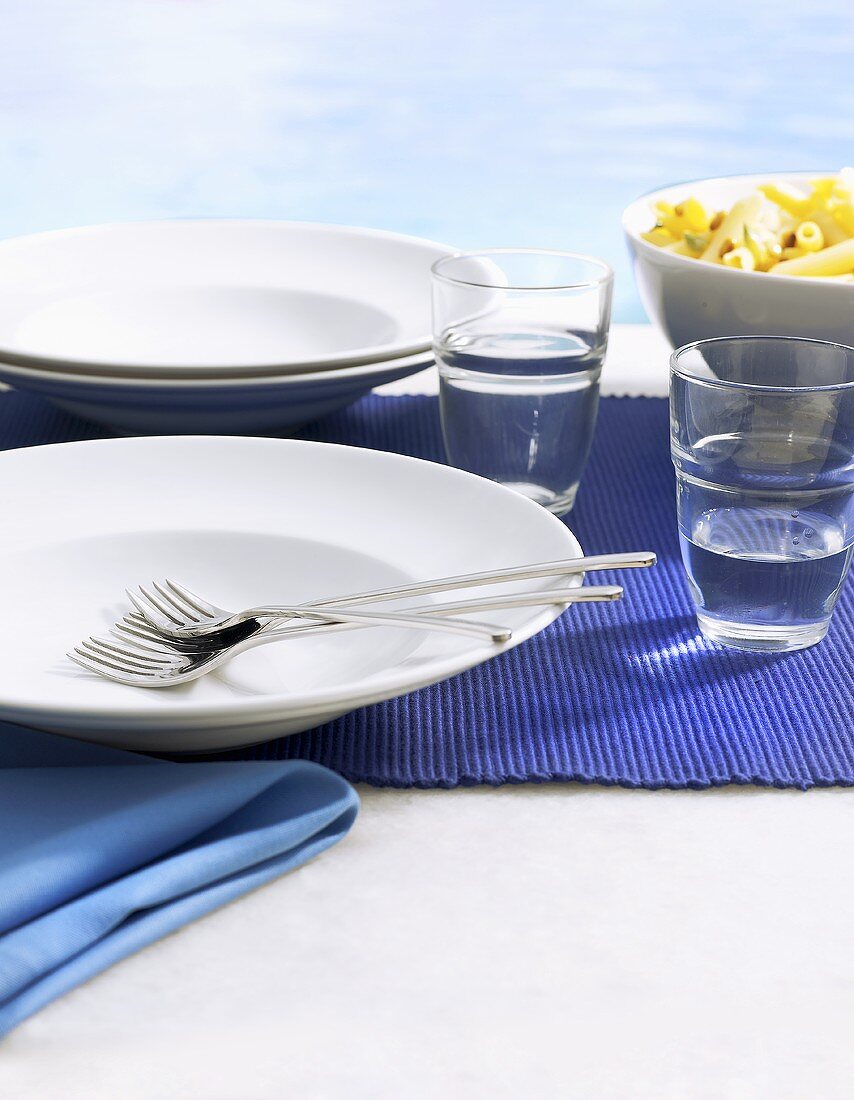 Sommerlich gedeckter Tisch in Blau und Weiß