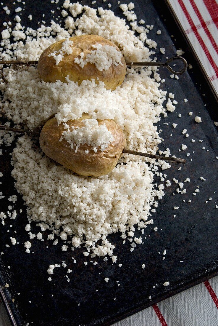 Ofenkartoffeln in Meersalz auf Backblech