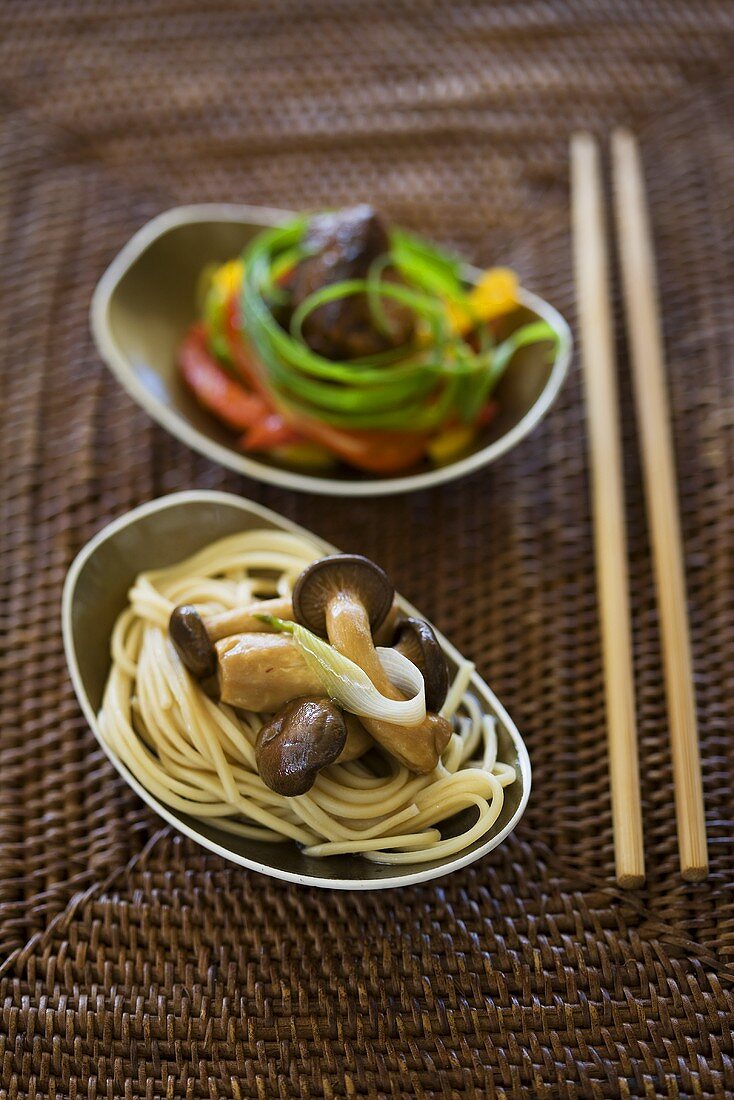 Egg noodles with oyster mushrooms, beef with peppers (Asia)