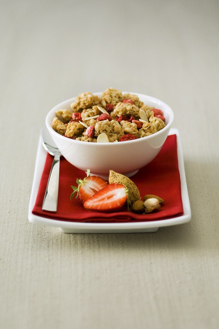 Strawberry and nut muesli