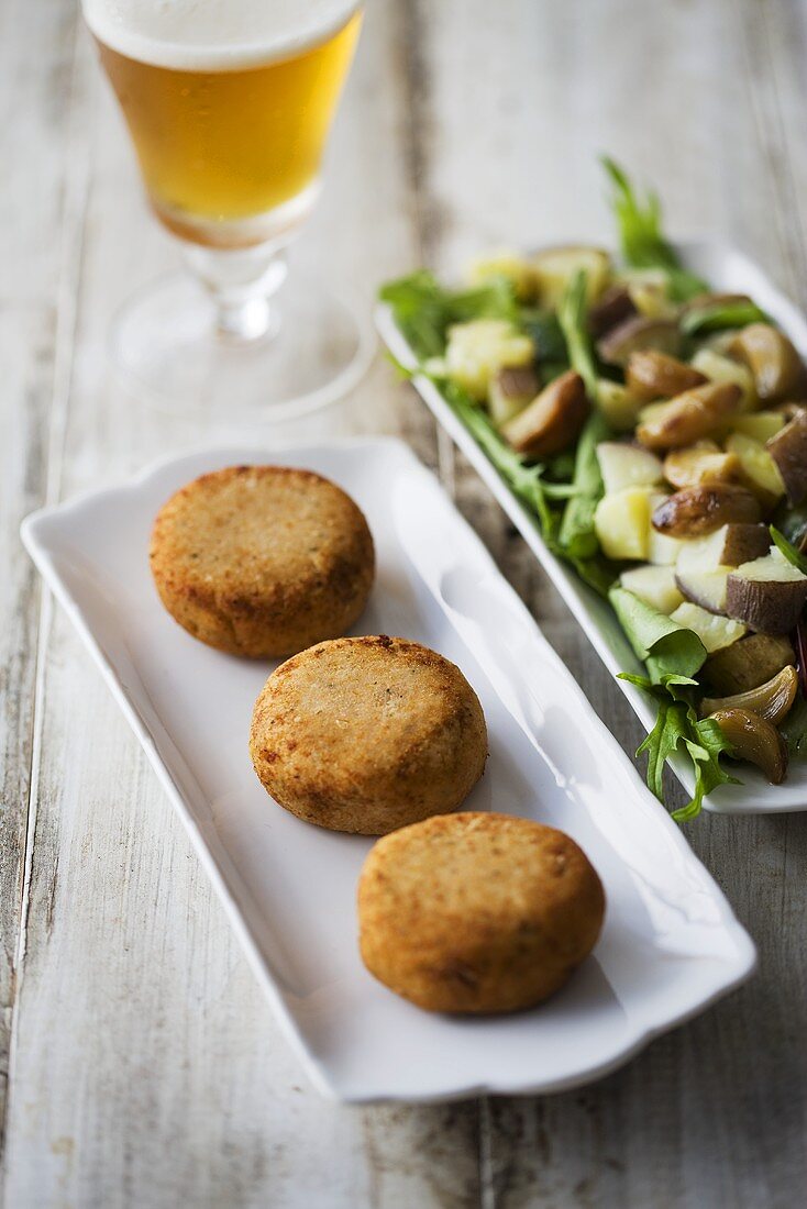 Fischbratlinge, Kartoffelsalat und Glas Bier