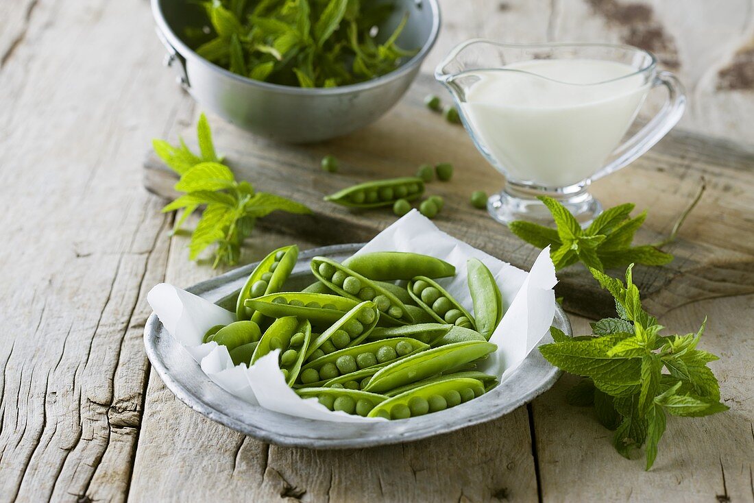 Fresh pea pods, mint and milk