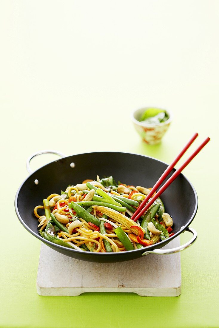 Stir-fried Asian egg noodles (Hokkien) with vegetables & cashews