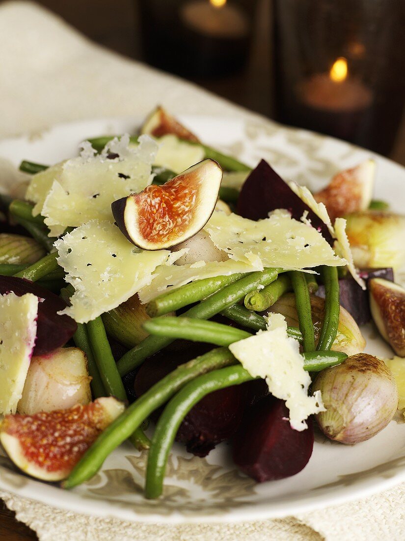 Rote-Bete-Salat mit grünen Bohnen, Feigen und Käse