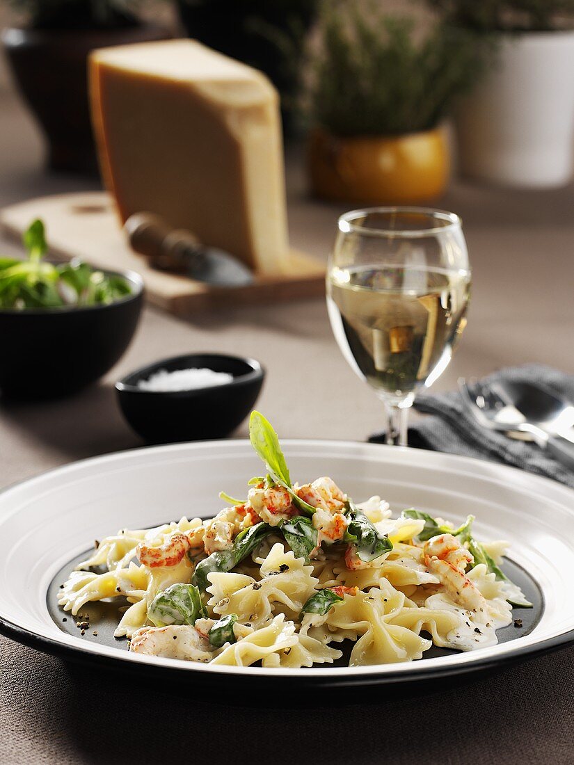 Farfalle with shrimps and spinach