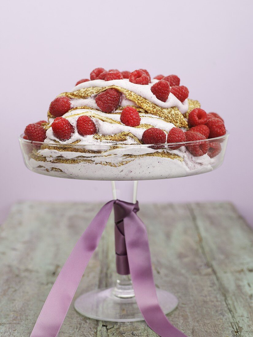 Pfannkuchen-Torte mit frischen Himbeeren