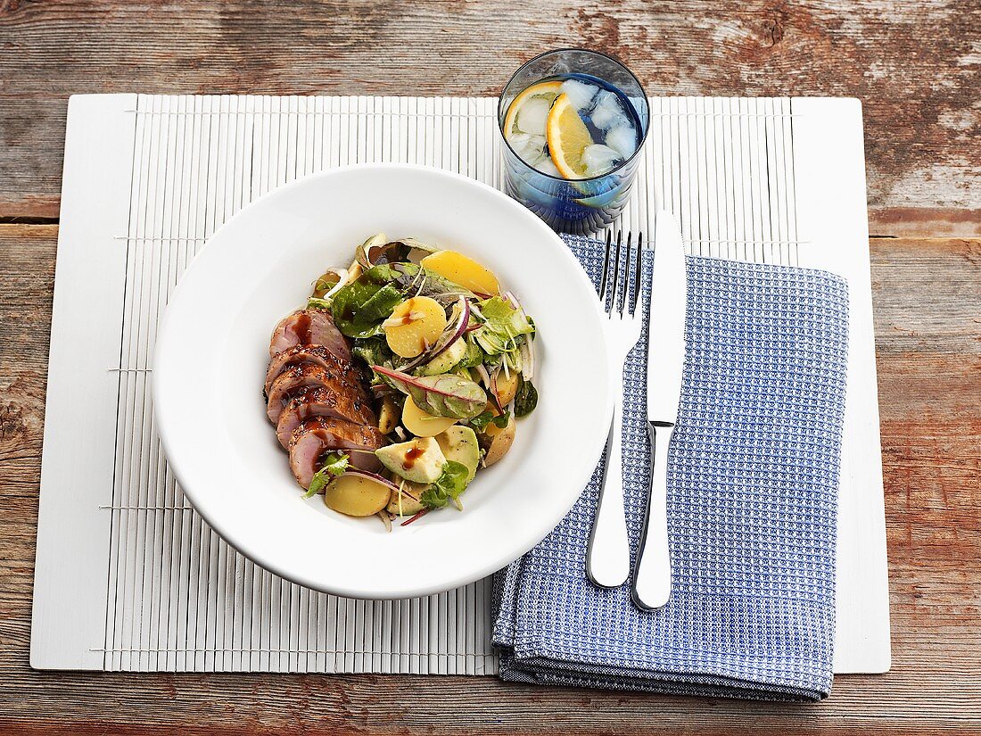 Schweinefilet mit Avocado-Kartoffel-Salat