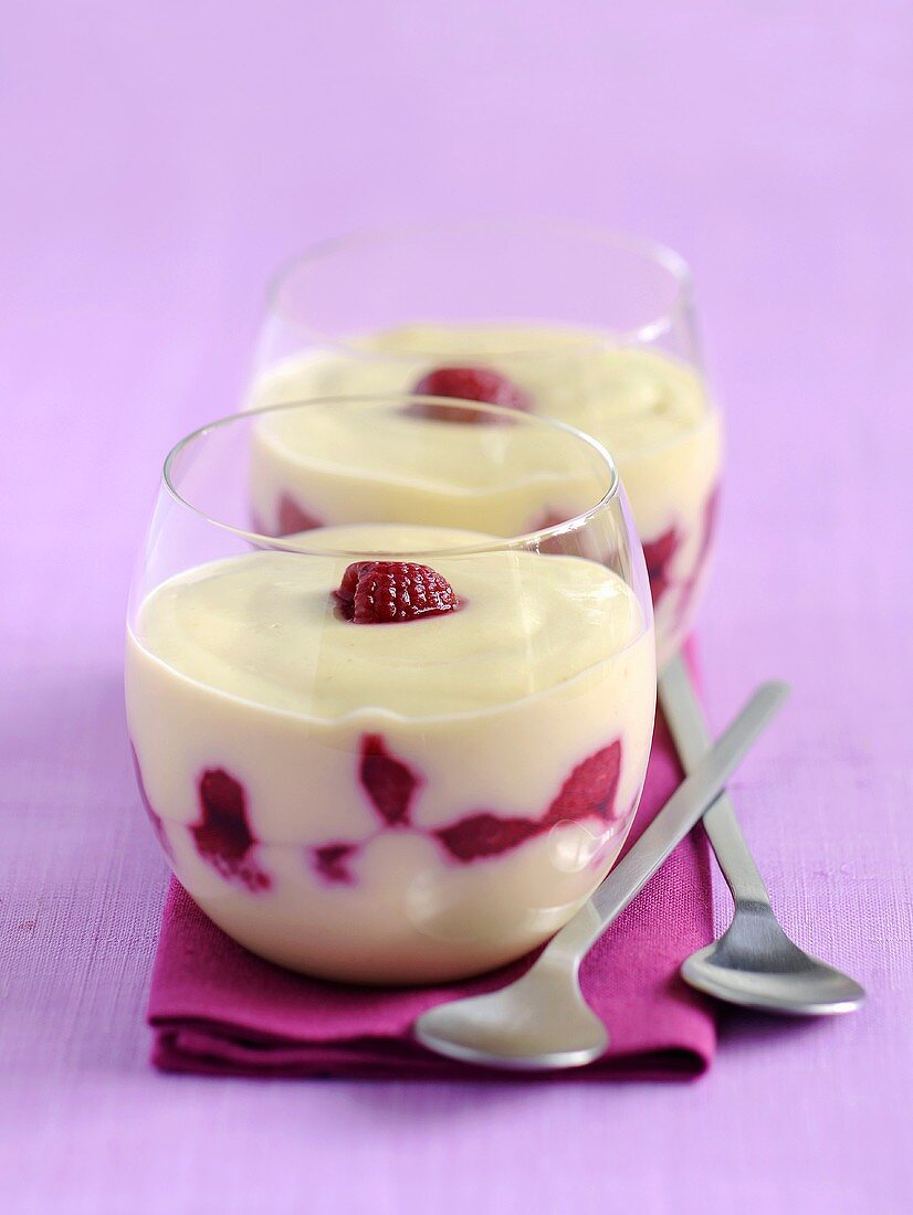 Kokoscreme mit Himbeeren in zwei Gläsern