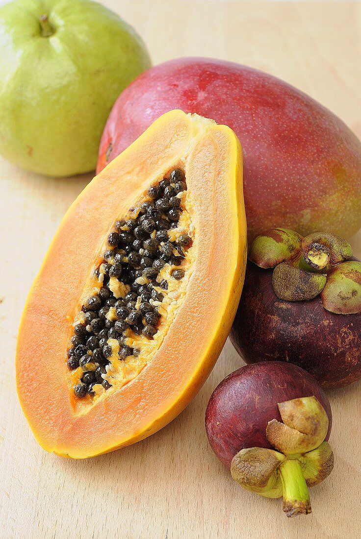 Exotische Früchte (Mango, Papaya, Mangostane, Guave)
