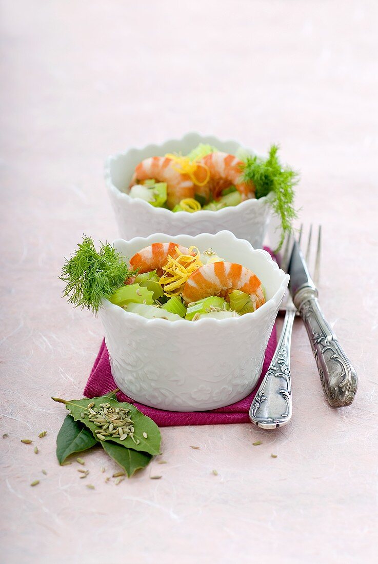 Vegetable salad with prawns and fennel