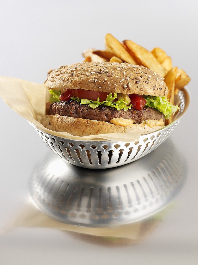 Burger mit Potatoe Wedges im Körbchen