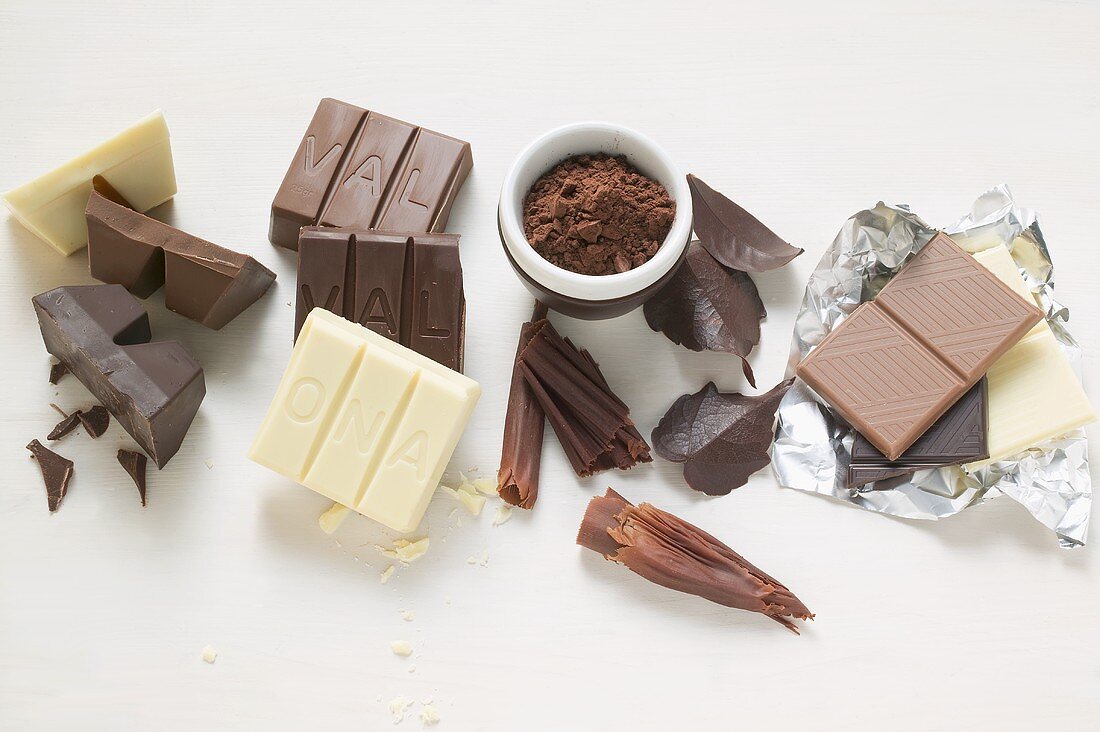 Helle und dunkle Schokolade, Kakaopulver, Schokoröllchen, Schokoblätter
