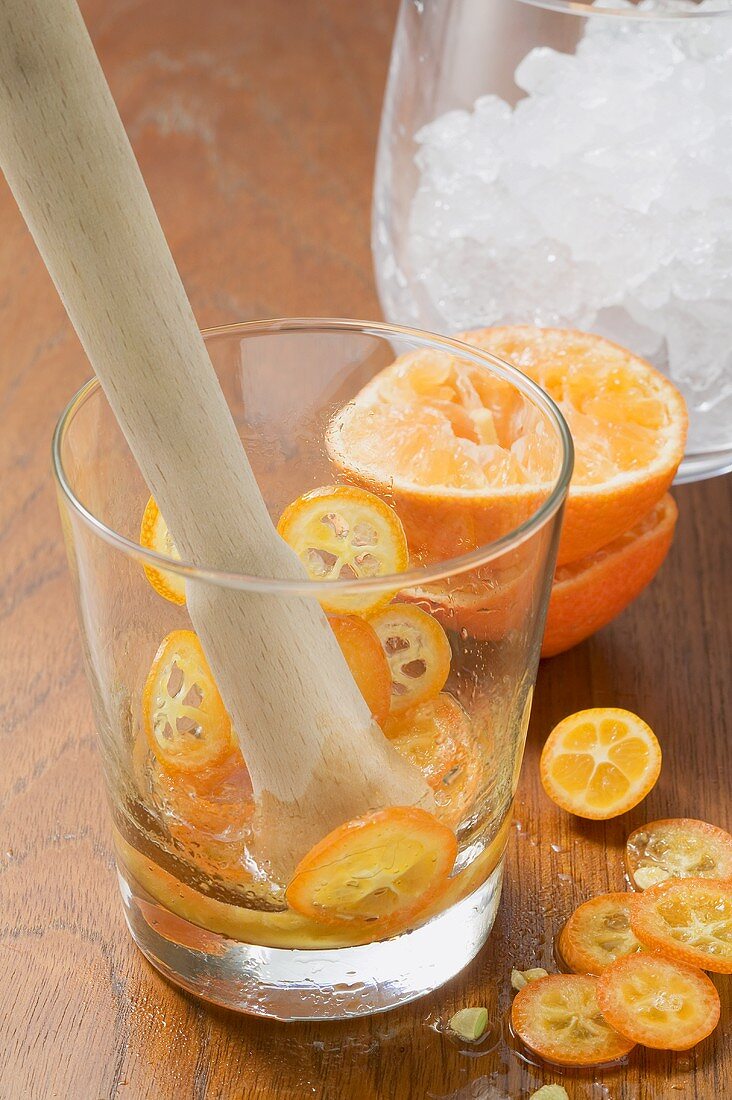 Waikiki Sun Breezer (Drink mit Kumquats und Orangensaft)
