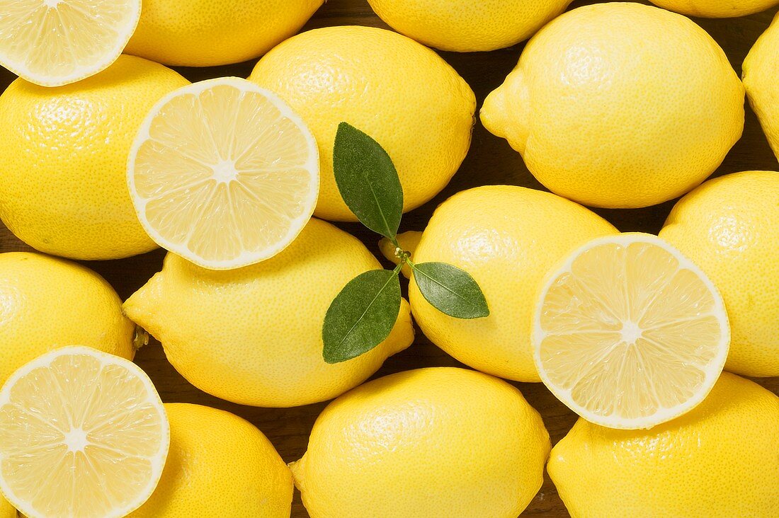 Ganze Zitronen und Zitronenscheiben