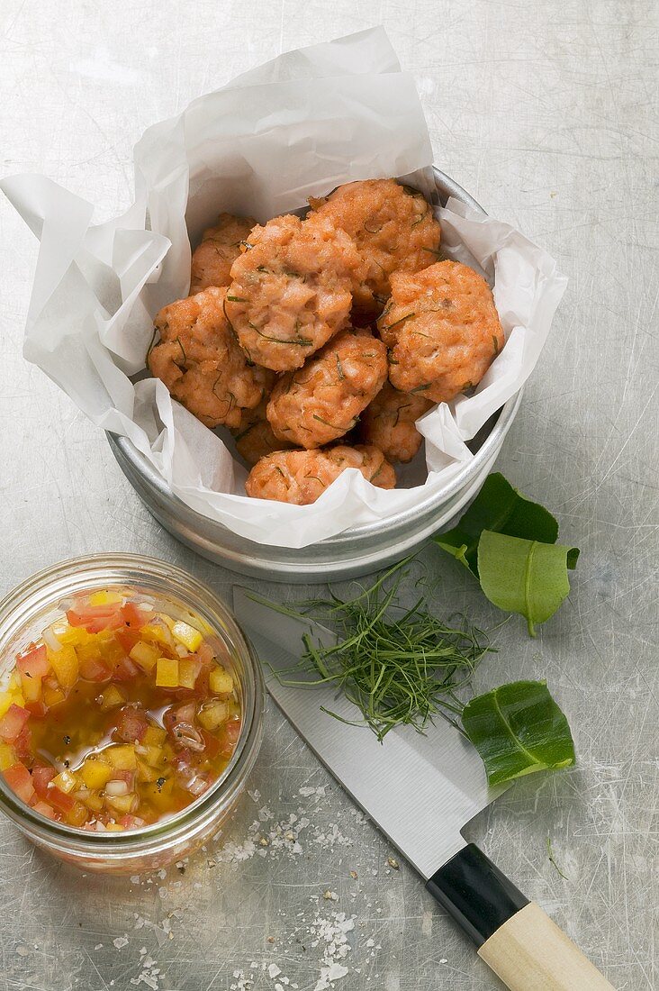 Lachsplätzchen mit Paprika-Vinaigrette