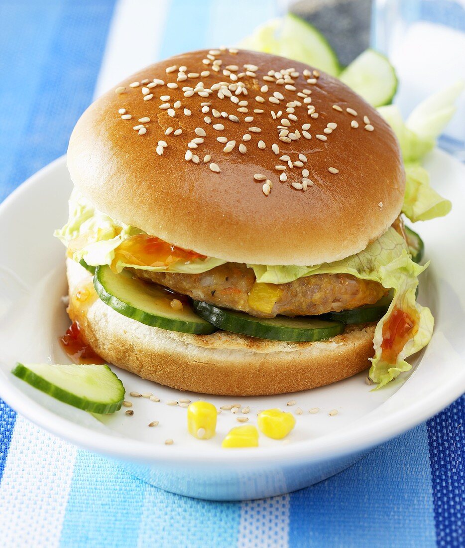 Geflügelburger mit Gemüsemais, Eisbergsalat & Gurke (Chickenburger)