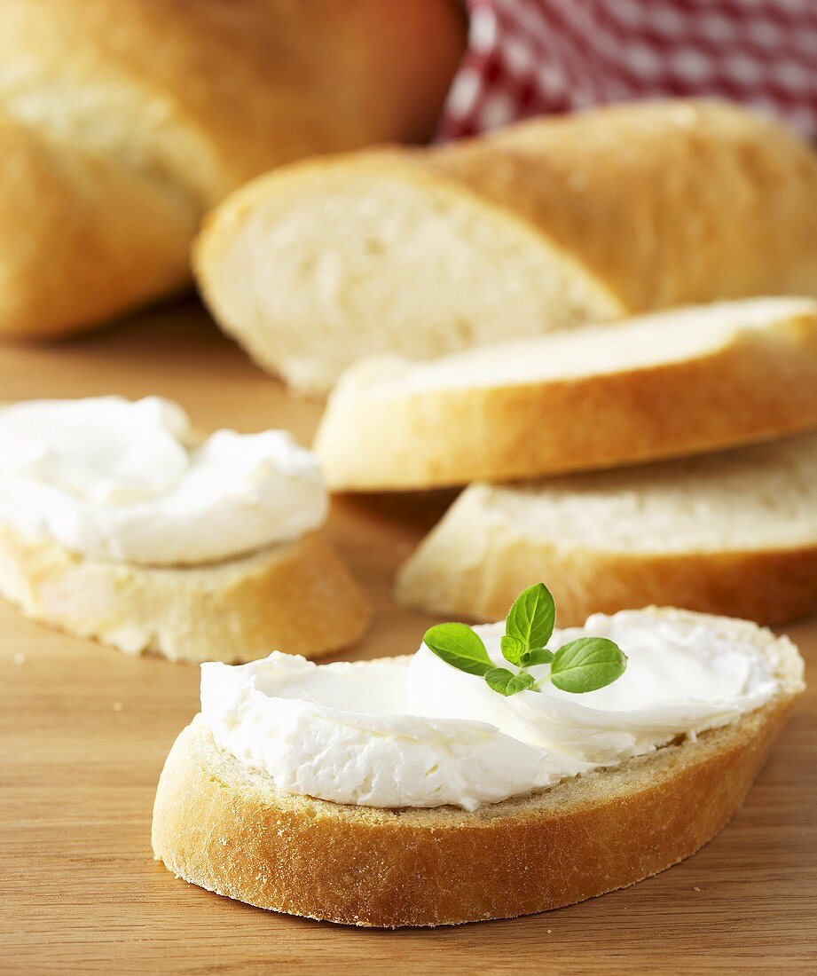 Ciabatta-Brot-Scheiben mit Frischkäse