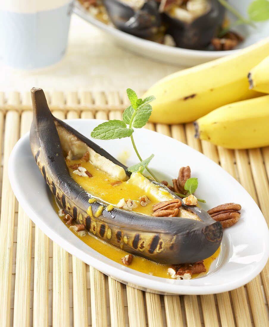 Grilled banana with fruity curry-honey sauce