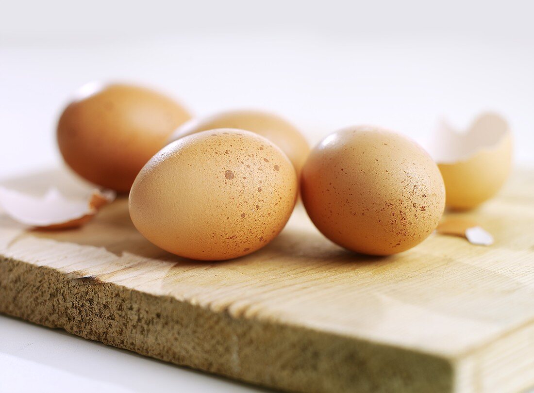 Frische Eier auf Holzbrett