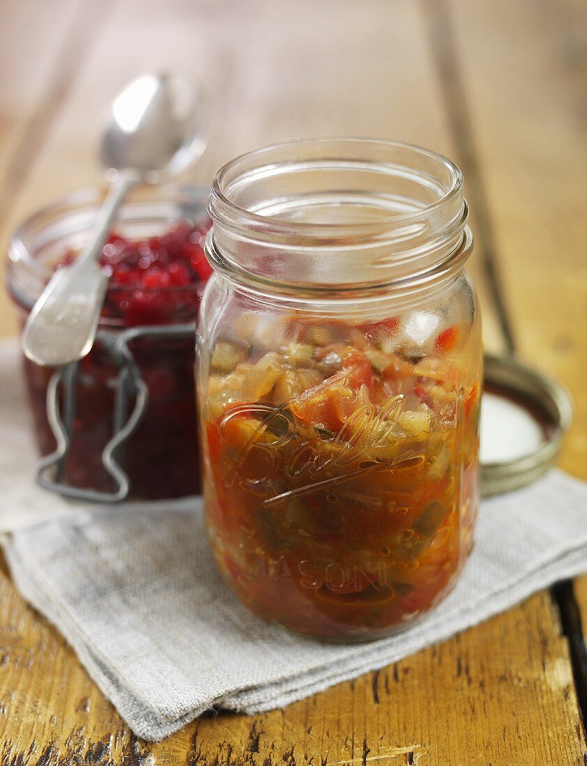 Apfel-Cranberry-Relish und Ratatouille im Glas