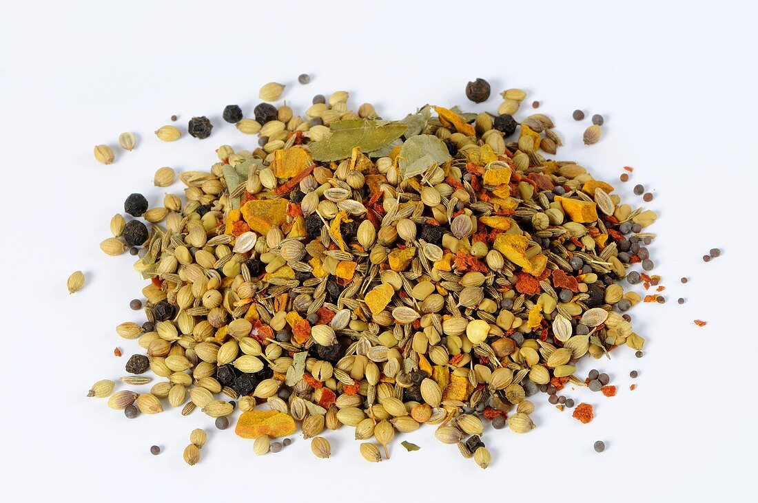 Curry mixture, whole grains in a heap