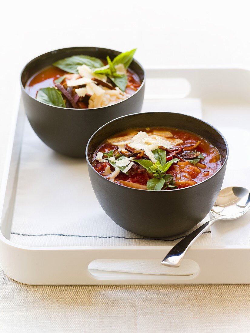 Tomatensuppe mit Basilikum in zwei Schalen