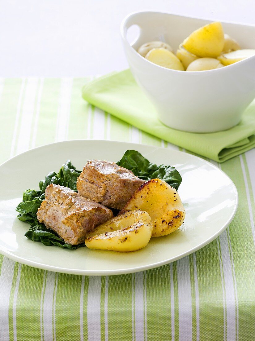 Spicy pork fillet with spinach and pears