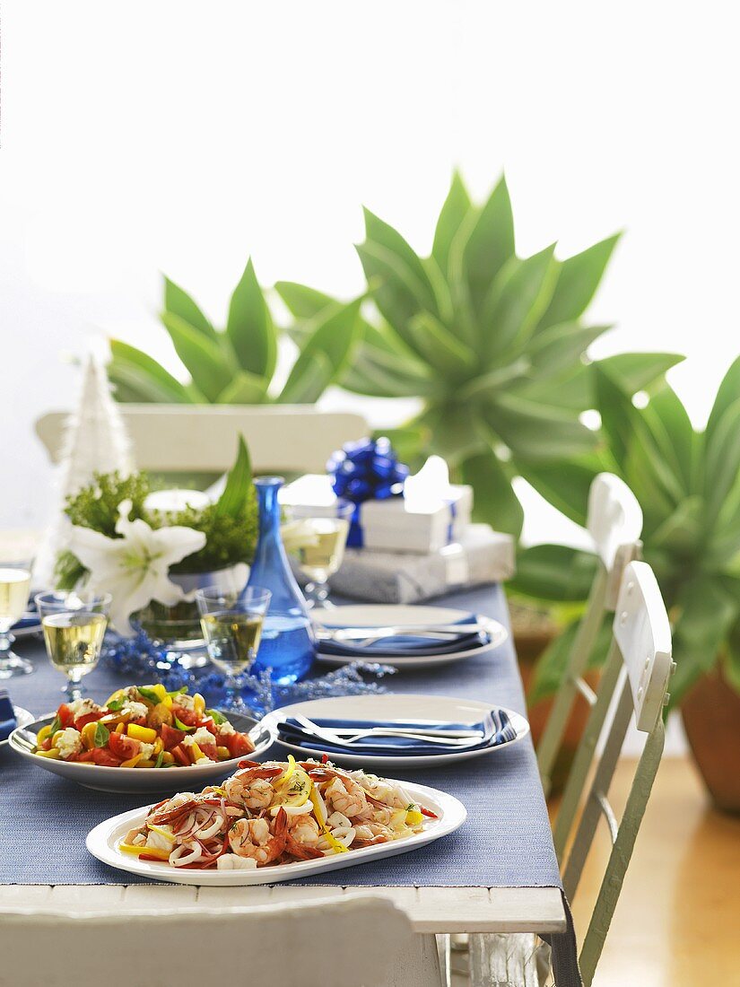 Festlich gedeckter Tisch mit Meeresfrüchtesalat
