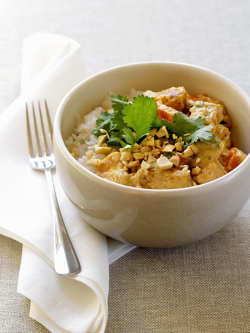 Tofu curry with peanuts and rice