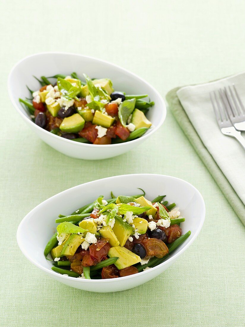 Tomatensalat mit Avocado, Oliven, grünen Bohnen und Feta