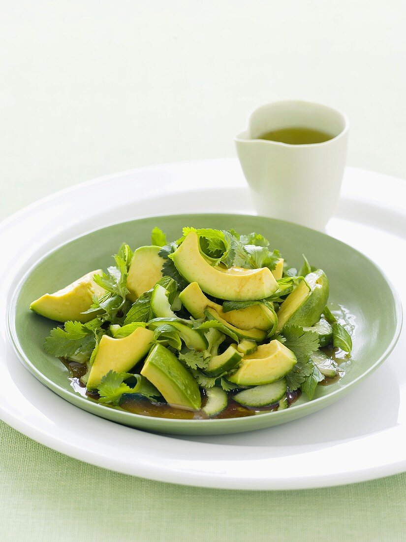 Avocadosalat mit Koriandergrün auf asiatische Art