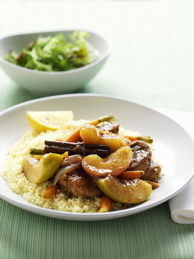 Apfel-Schweinefleisch-Tajine mit Couscous