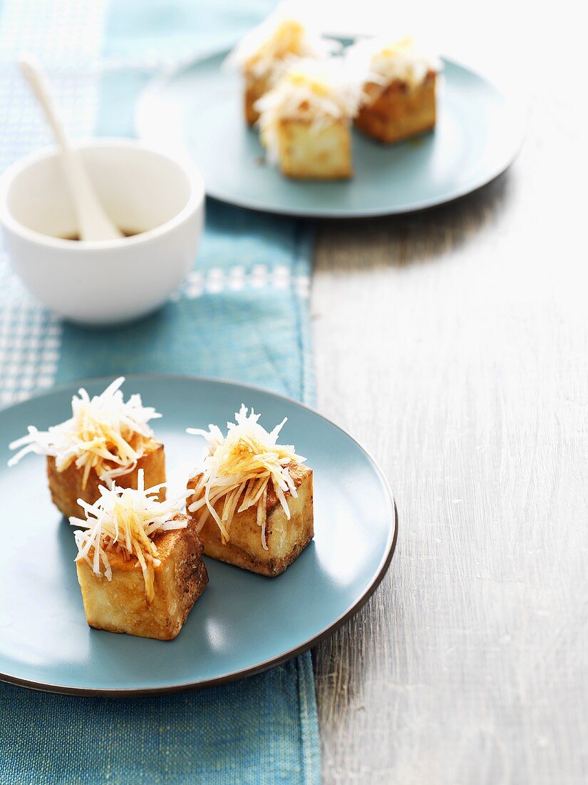 In Sojasauce marinierte Tofuwürfel mit Daikon-Rettich