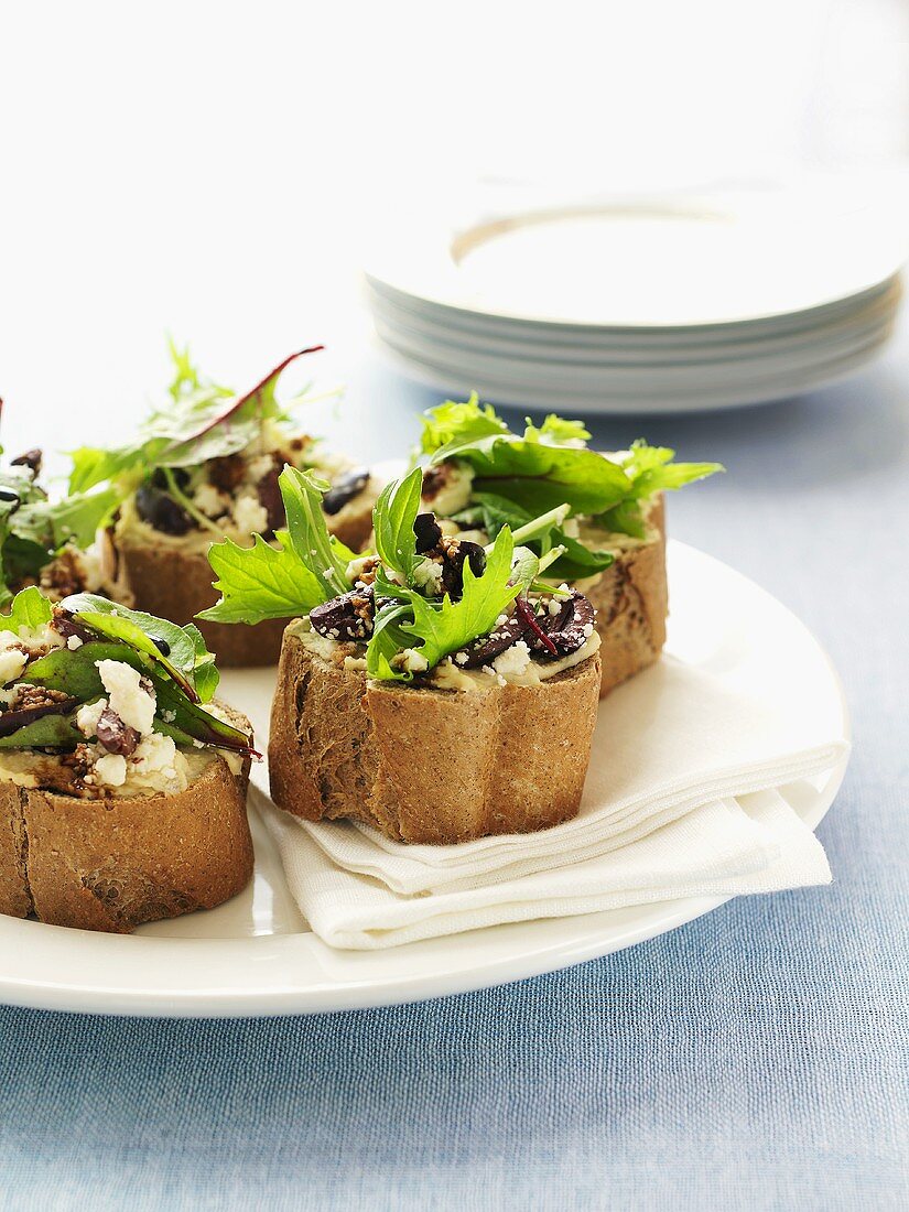 Canapés mit Oliven und Feta