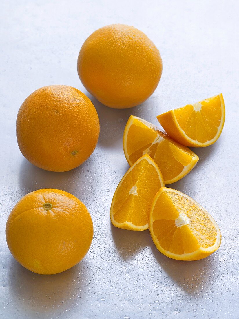 Orangen, ganz und aufgeschnitten