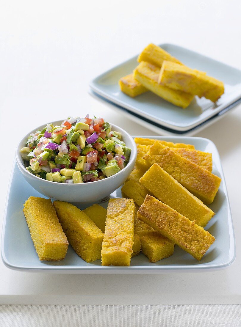 Polentaschnitten mit Avocadosalsa