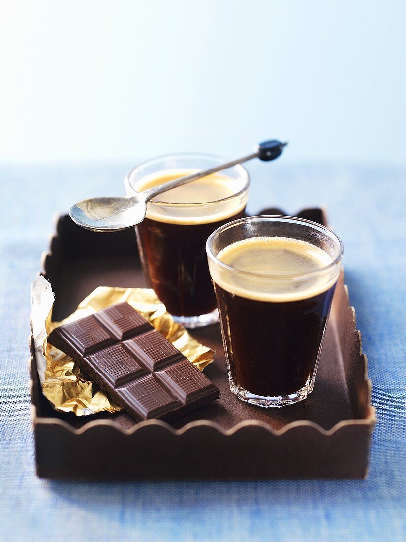 Tablett mit zwei Gläsern Kaffee und Schokolade