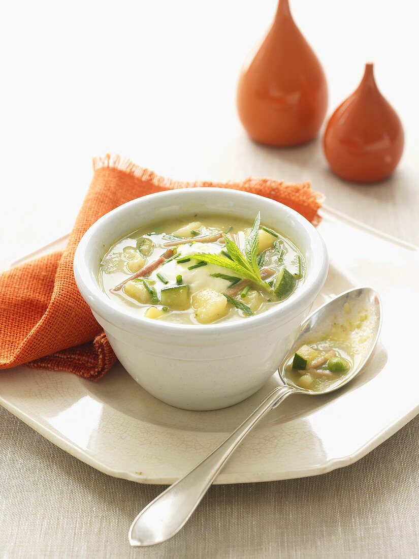 Gemüsesuppe mit Erbsen, Zucchini, Kartoffeln und Speck