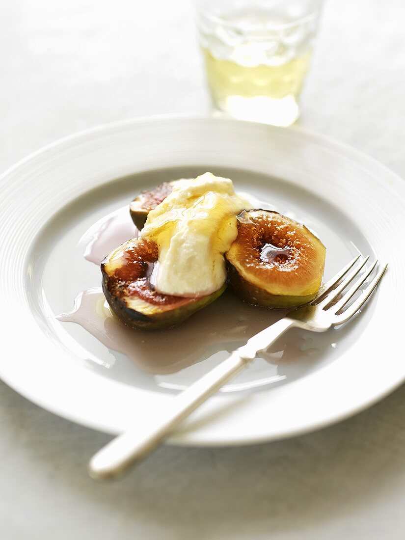 Grilled figs with honey and ricotta