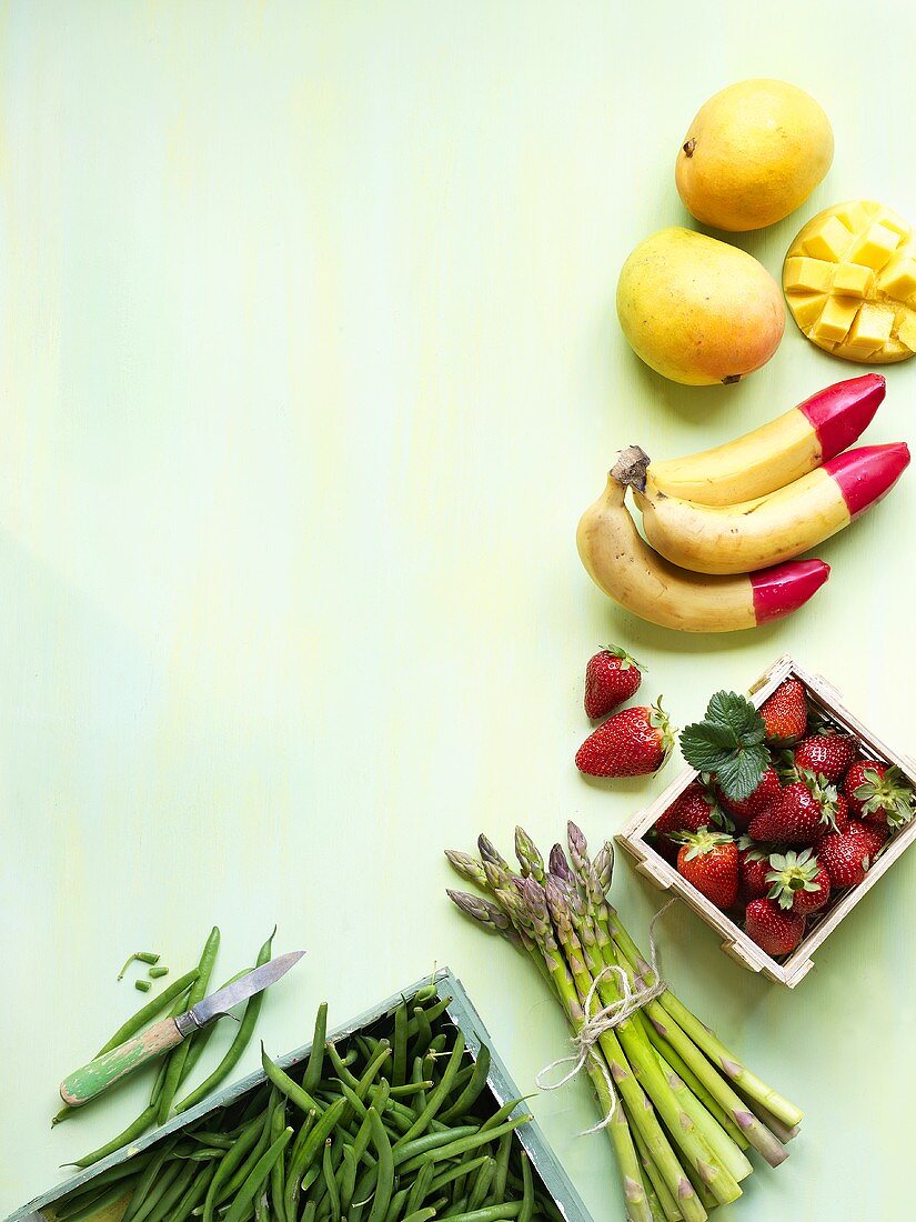 Mangos, Bananen, Erdbeeren, Spargel und grüne Bohnen