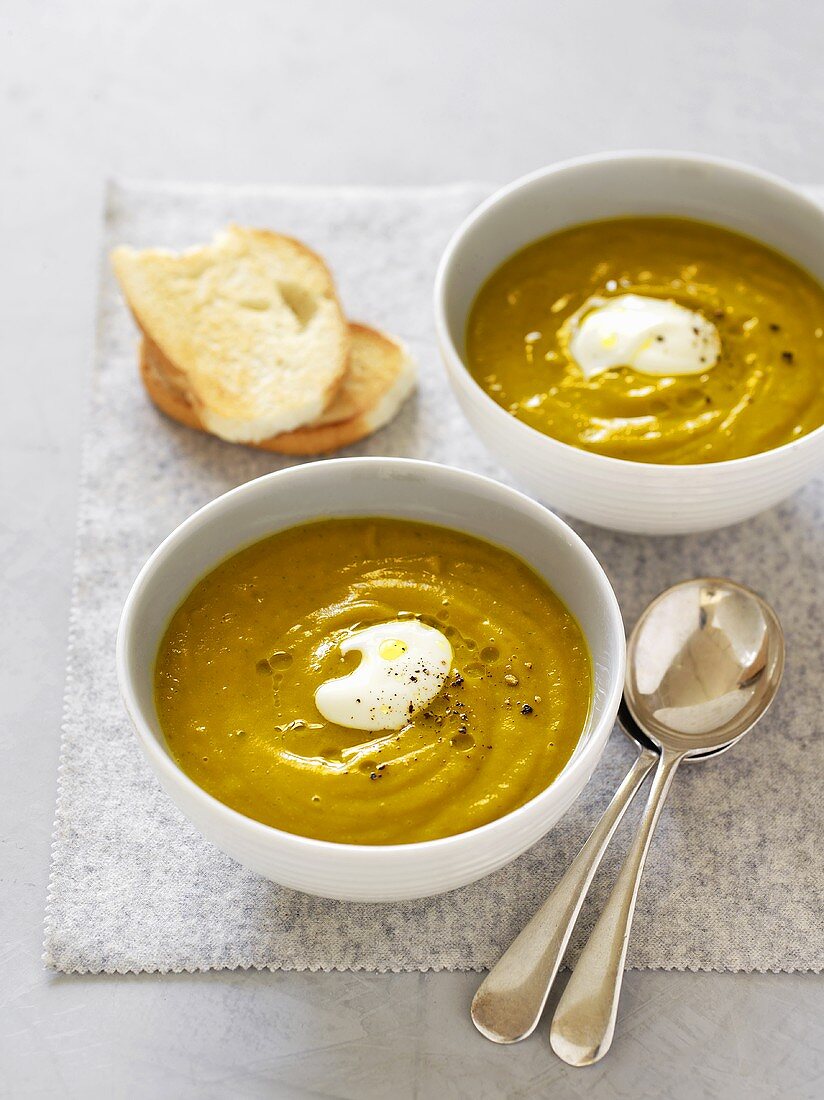 Kürbissuppe mit Sahne und geröstetem Weißbrot