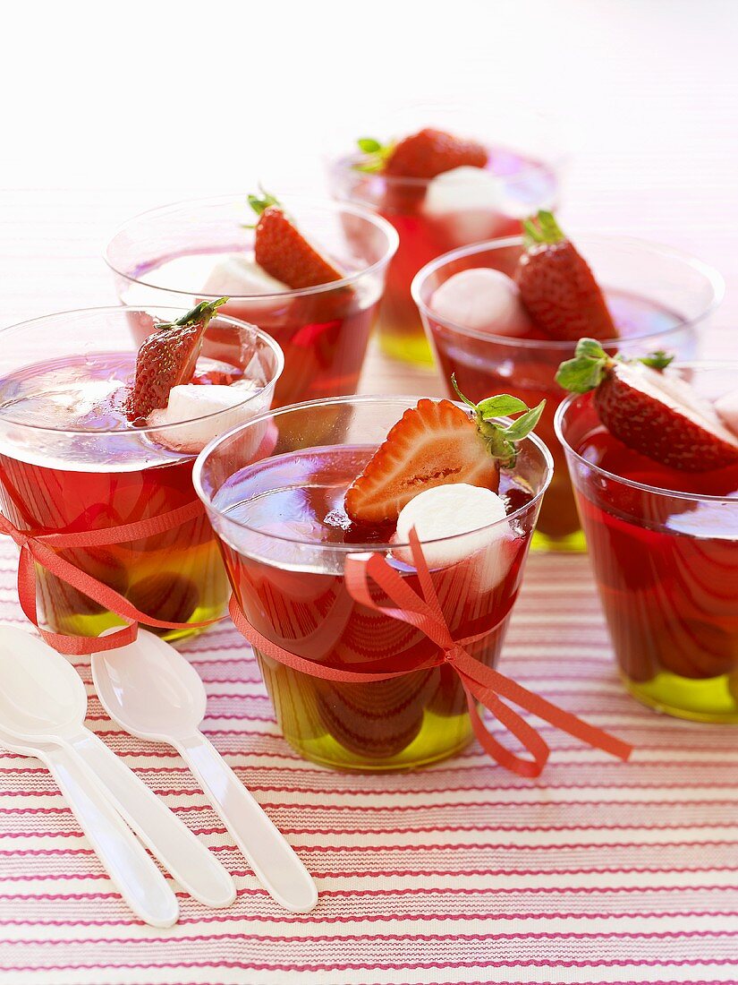 Fruchtgelees mit Erdbeeren und Marshmallows
