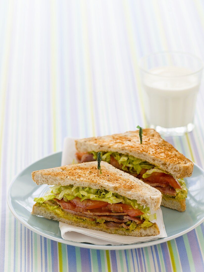 BLT-Sandwiches und Glas Milch für Kinder