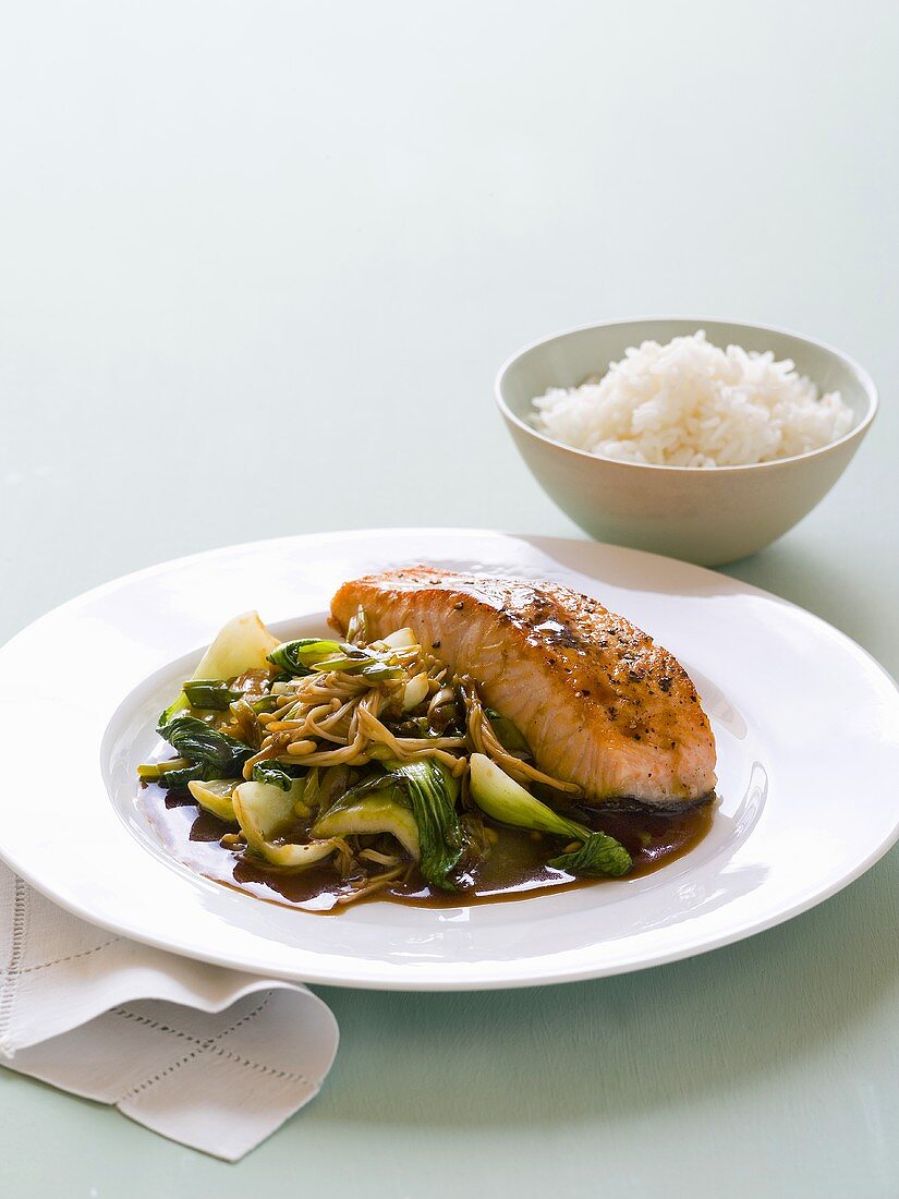 Lachsfilet mit Pak Choi, Enokipilzen und Reis