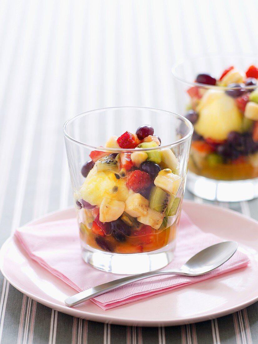 Obstsalat mit Eis im Glas